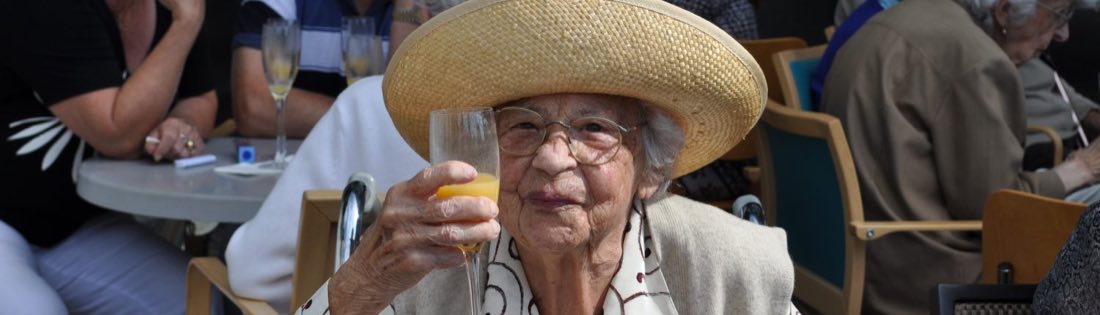 Une résidente sur la terrasse